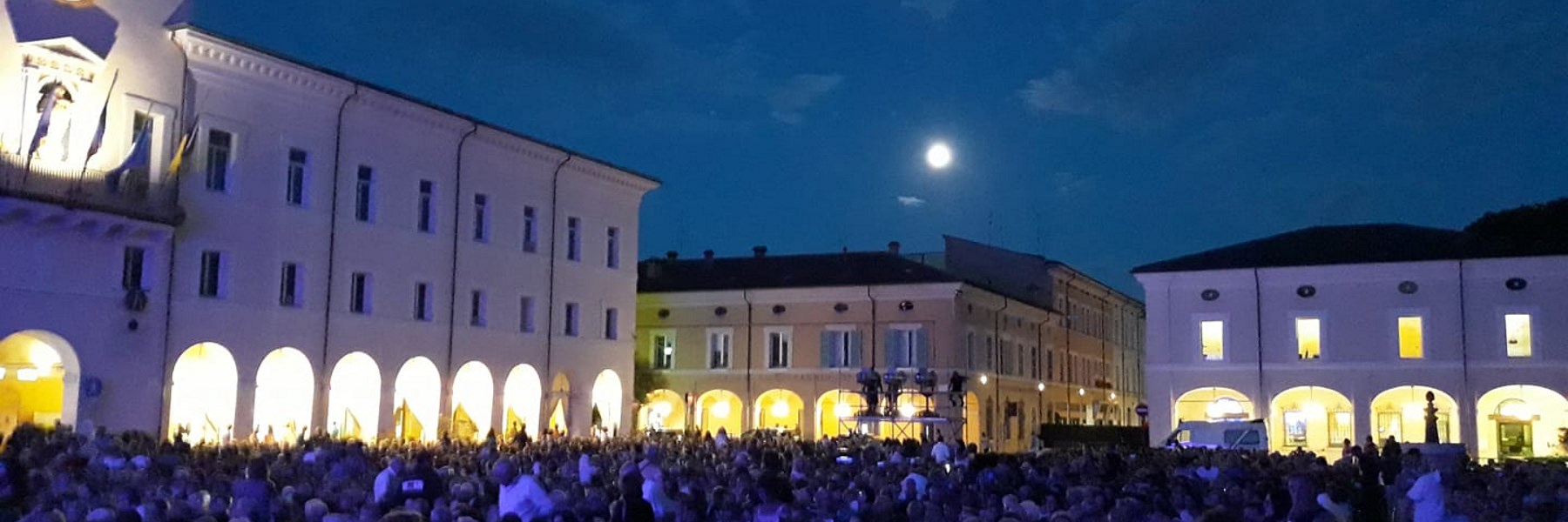 Samuele Bersani & Orchester im Konzert