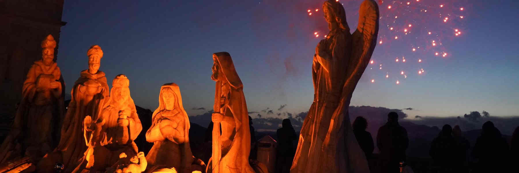 Künstlerisch gestaltete Weihnachtskrippe