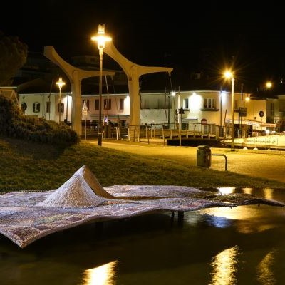 Il Tappeto Sospeso Fountain - The suspended carpet