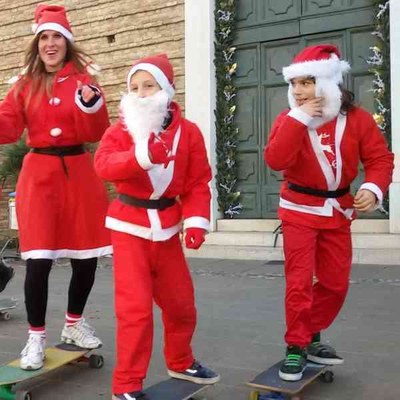 La course du Père Noël sur un skateboard