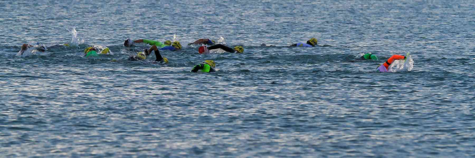 Compétition de natation au lever du soleil