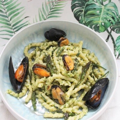 Pasta con pesto agli stridoli, sugo primavera e cozze di Cervia