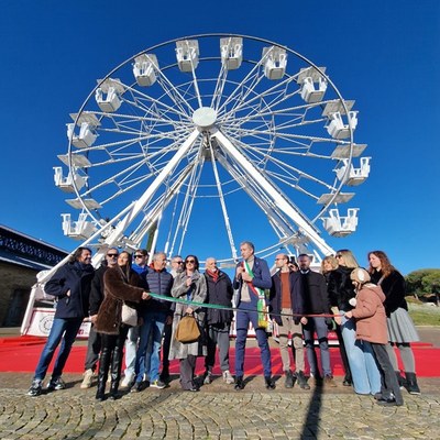 “Illumina il Natale”: inaugurata la Ruota panoramica in piazzale dei Salinari